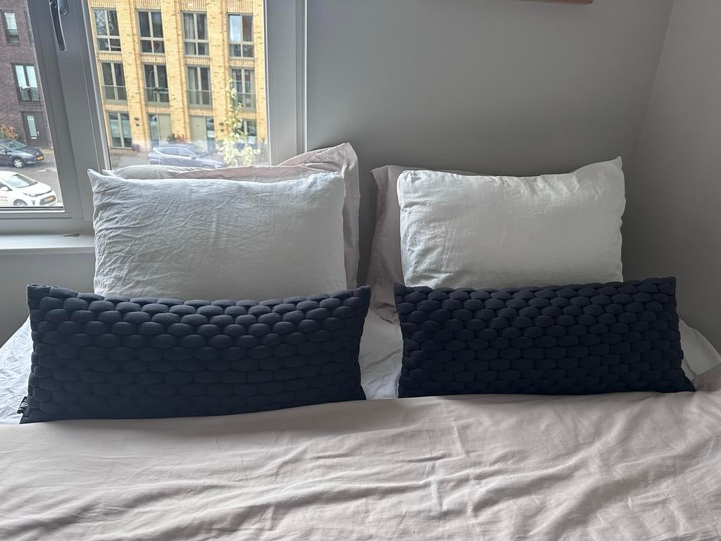 Zwarte langwerpige kussens van Volt Studio (set van 2), Ophalen of Verzenden, Zo goed als nieuw, Zwart, Rechthoekig