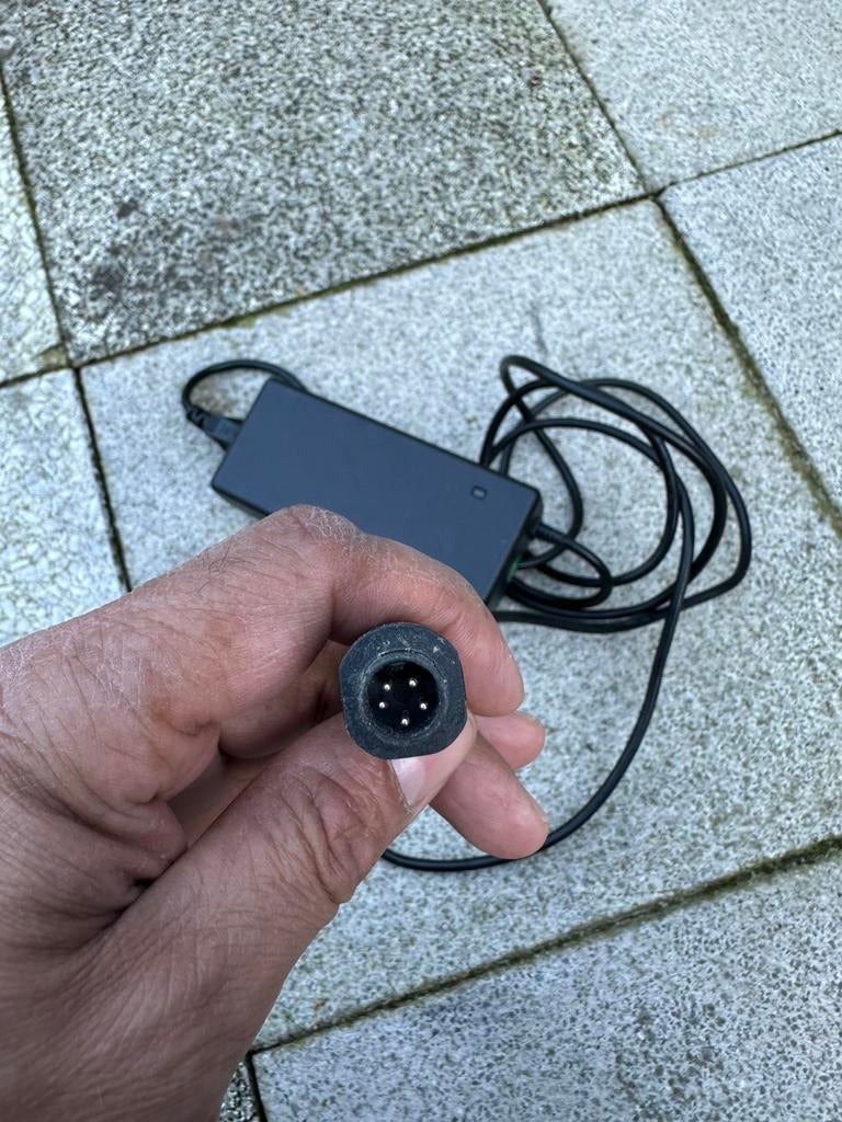 Fiets E-motion Oplader 5 pins sparta/Cortina, Fietsen en Brommers, Fietsaccessoires | Fietsaccu's, Ophalen of Verzenden, Zo goed als nieuw
