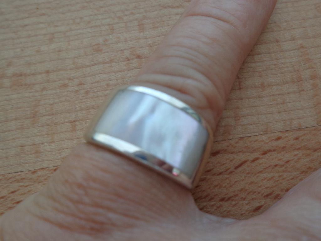 zilveren ring met wit parelmoer [711], Verzenden, Zo goed als nieuw, 17 tot 18, Dame