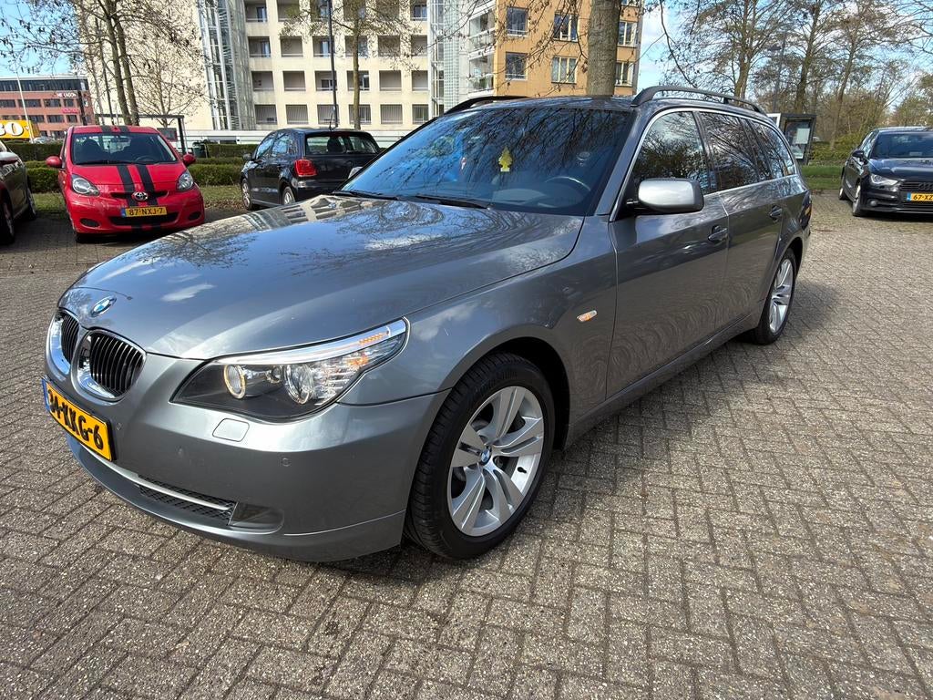 BMW 5-Serie 530I Touring AUT/HUD/Softclose/keylesEnt/Go/Pano, Achterwielaandrijving, Zwart, 2000 kg, USB