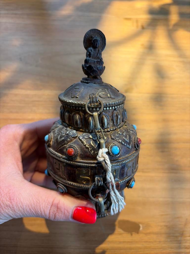 Tibetaans Bronzen/Koperen Dekselpotje met Turkoois & Koraal, Antiek en Kunst, Ophalen of Verzenden