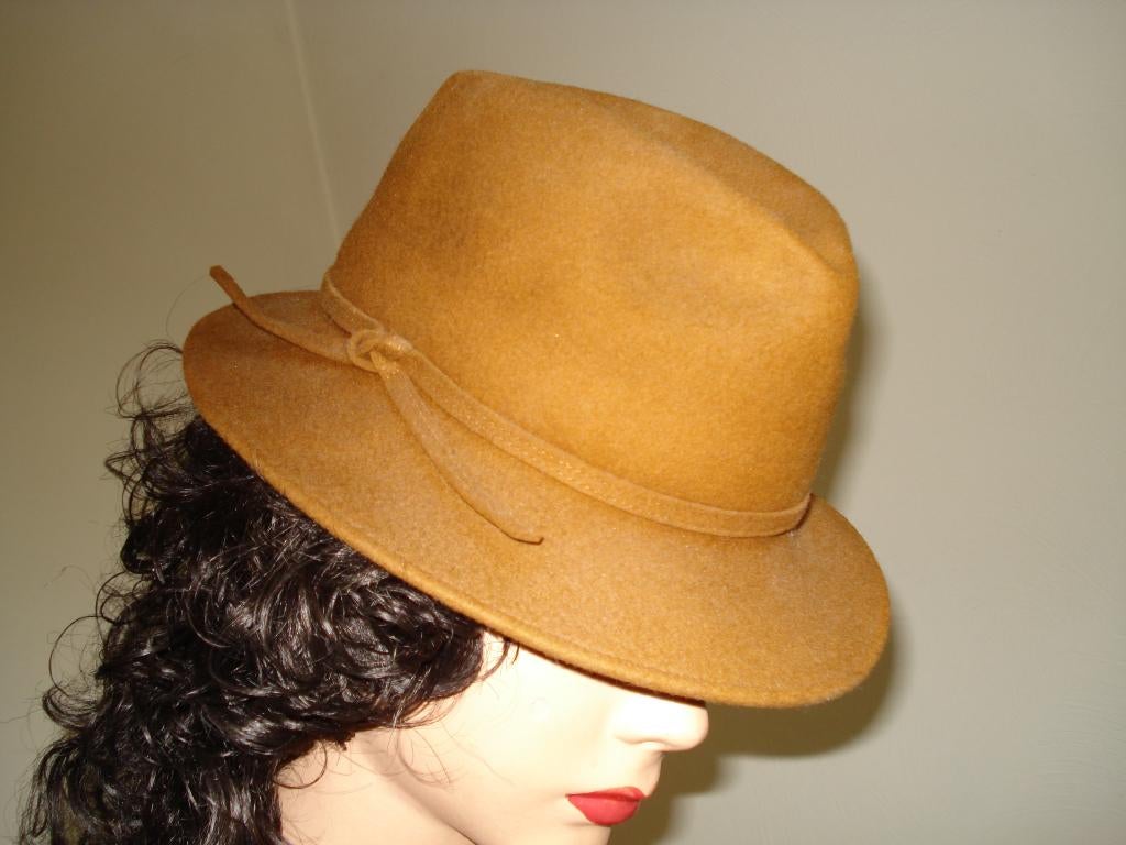 Wolgevilt dameshoedje, Ophalen of Verzenden, Gedragen, 56 of 57 cm (M, 7 of 7⅛ inch)