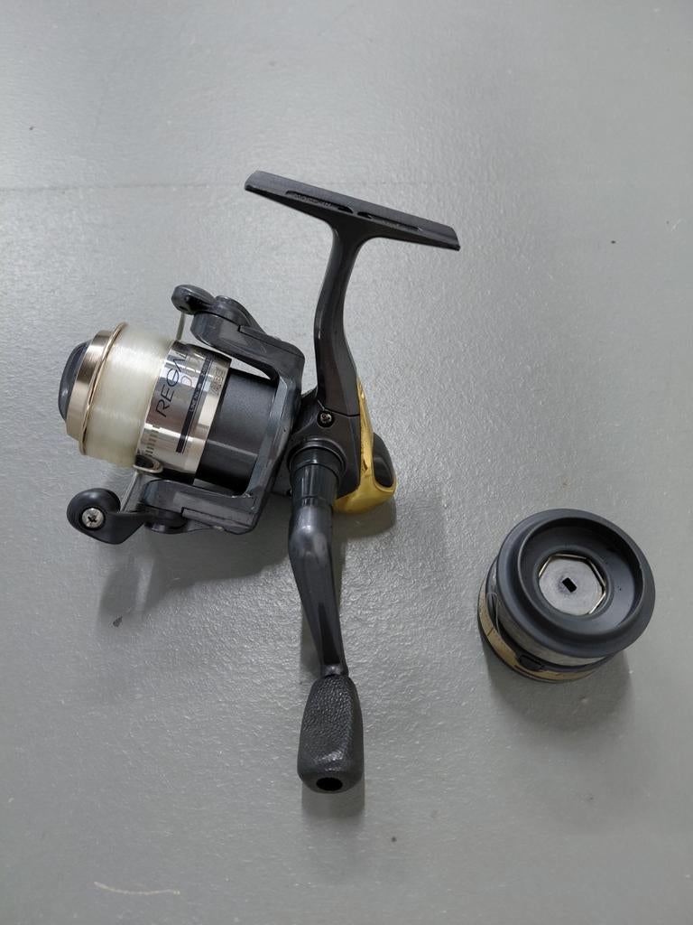 Mooie Daiwa Regal-Z 2000C spinmolen + reserve spoel , zgan, Ophalen of Verzenden, Zo goed als nieuw, Molen