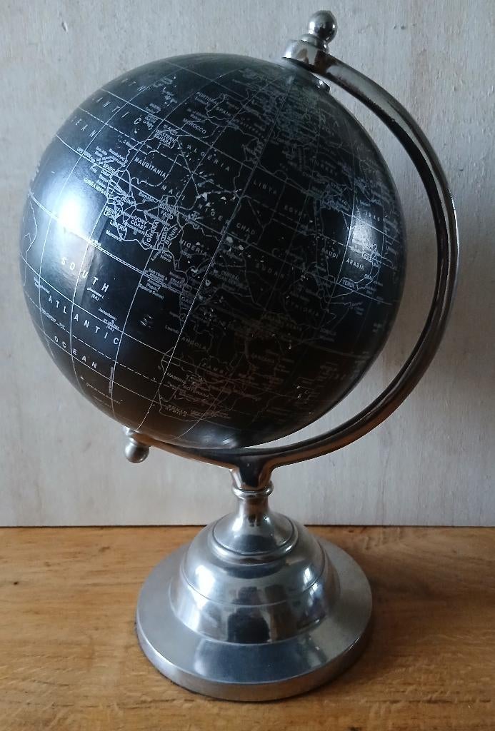 Zwarte wereldbol globe met metalen voet en houder, Ophalen of Verzenden, Gebruikt
