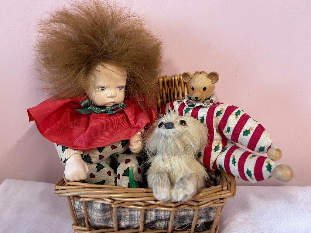 Schattig vintage popje in  een mandje, Ophalen of Verzenden