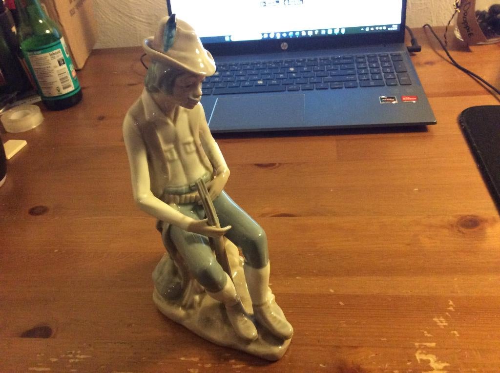 casades spanish porcelain beeldje jager. geweer gelijmd 21cm, Ophalen of Verzenden, Gebruikt, Mens