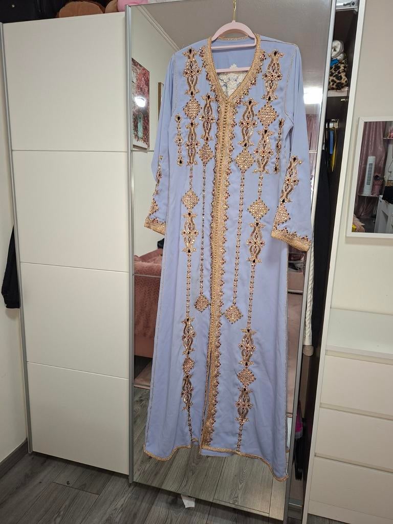 Lichtblauwe kaftan met goudkleurige borduursels, Ophalen of Verzenden