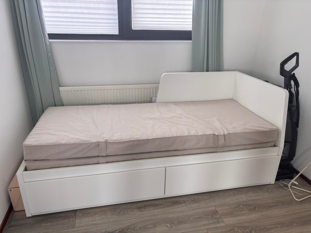 Ikea FLEKKE bedbank met matrassen - Zo goed als nieuw, Huis en Inrichting, Slaapkamer | Bedden, Zo goed als nieuw, Eenpersoons