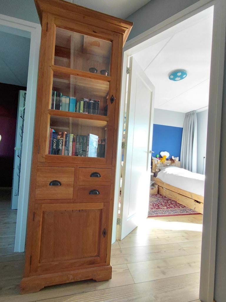 Smalle teak vitrinekast, Huis en Inrichting, Kasten | Buffetkasten, Ophalen, 50 tot 100 cm, Zo goed als nieuw, 150 tot 200 cm