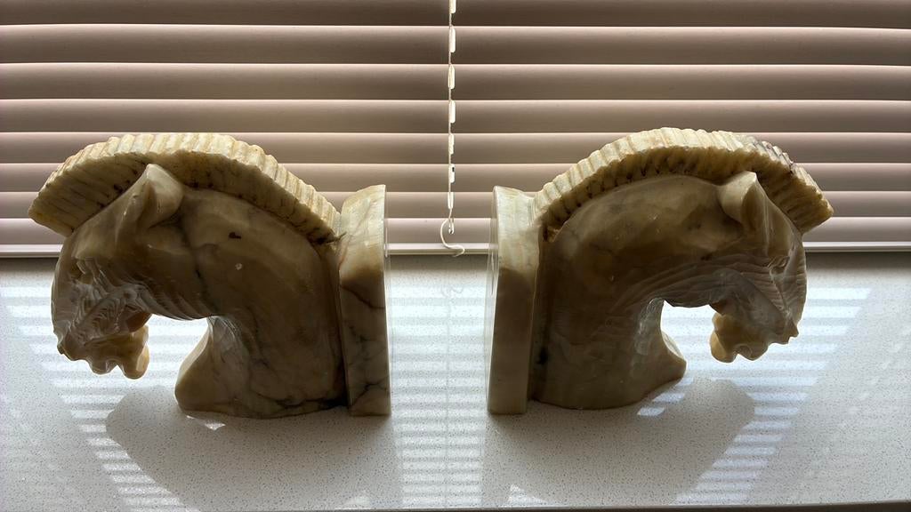 Boekensteun. Marmeren paardenhoofd. Hoogte 17 cm., Ophalen of Verzenden