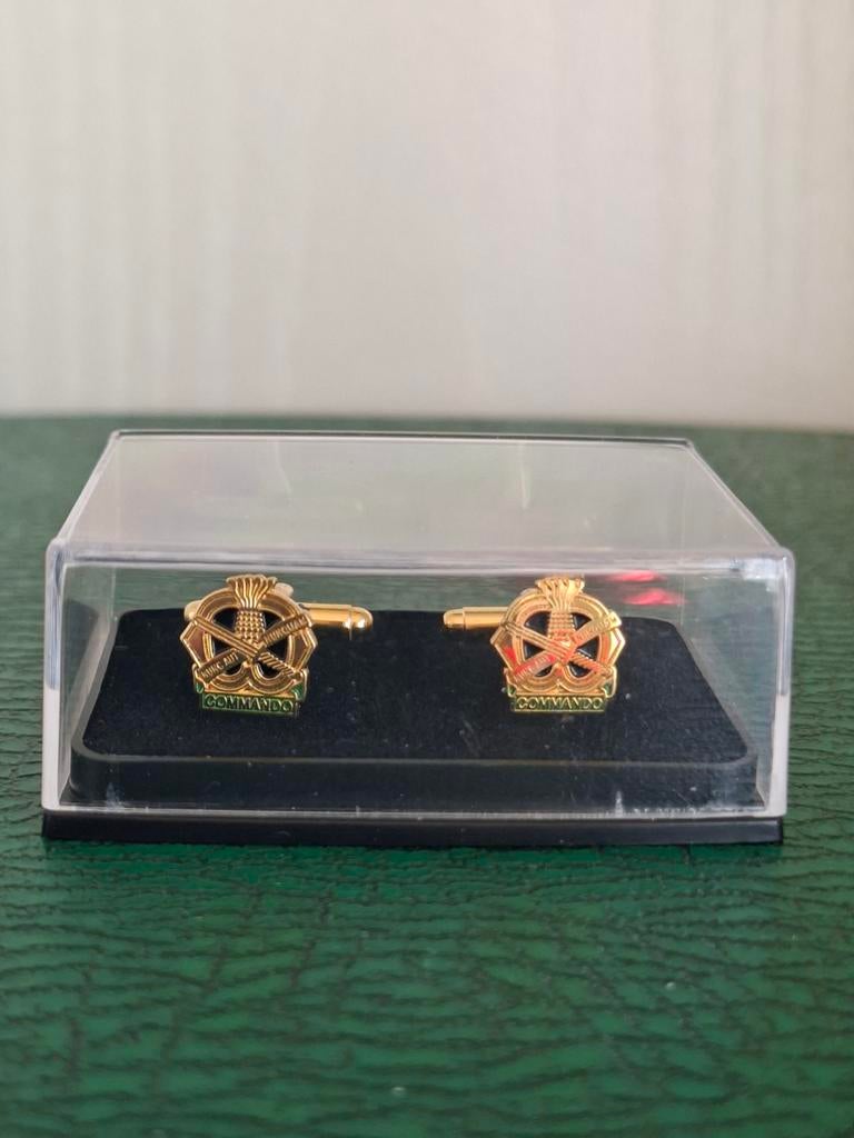 Twee manchet knopen Korps Commando Troepen/ KCT, Ophalen of Verzenden, Landmacht, Nederland