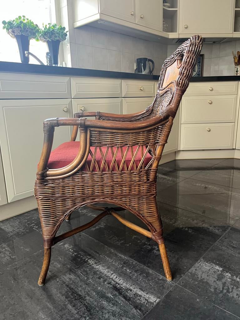 Rotan stoelen met armleuningen en rode kussens (4 stuks), Ophalen, Gebruikt, Bruin, Klassiek