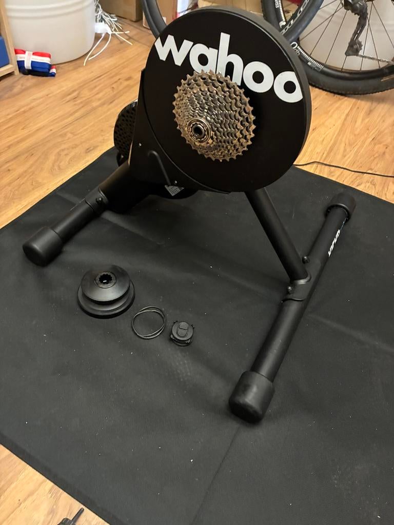 Wahoo Kickr Core met 105 cassette, Zwift accessoires en mat, Ophalen, Gebruikt, Racefiets, Overige typen