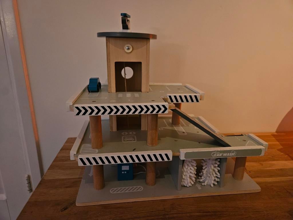 Houten autogarage met lift en wasstraat, Kinderen en Baby's, Speelgoed | Overig, Ophalen of Verzenden, Gebruikt, Jongen of Meisje
