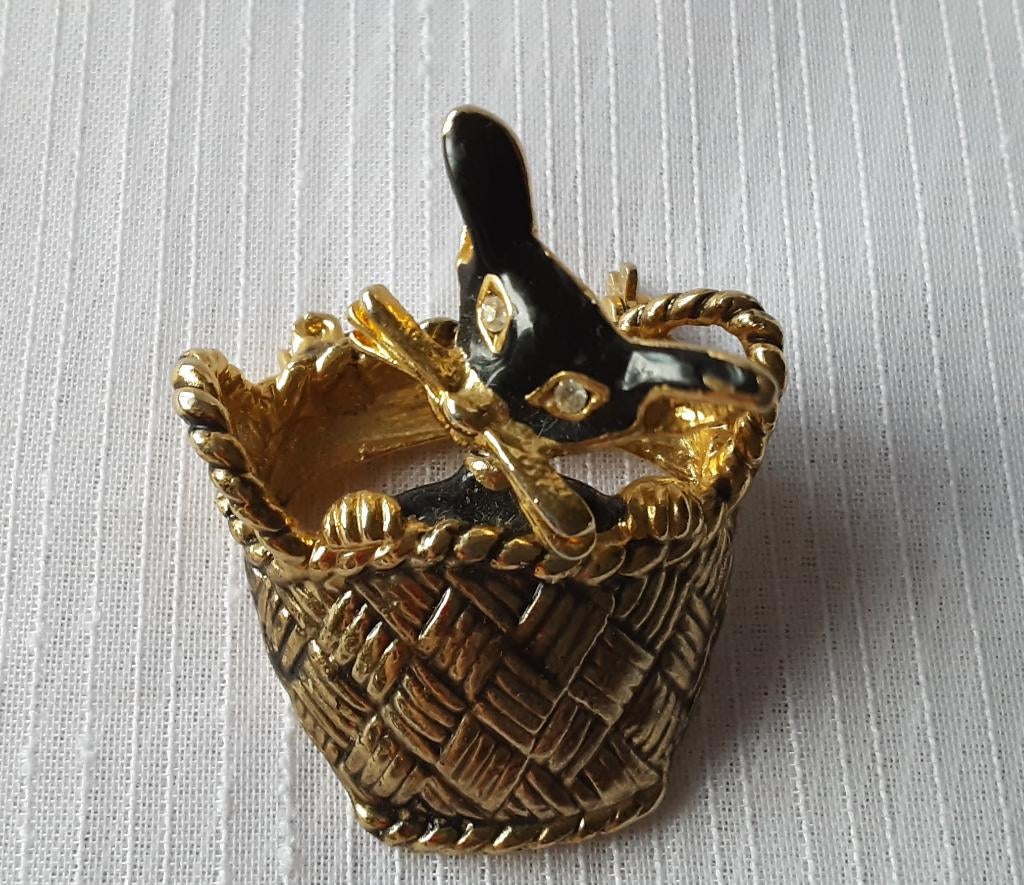 Goudkleurig broche, mandje met zwarte kat (5), Overige materialen, Minder dan 4 cm, Ophalen of Verzenden, Zo goed als nieuw
