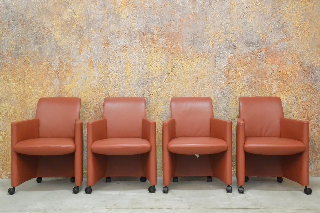 ZGANieuw! 4 rode leren Leolux Quantissimo verrijdb stoelen