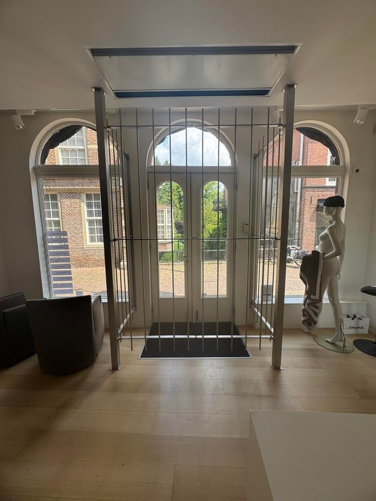 Stalen toegangspoort voor binnen, Ophalen, Met poort, Zo goed als nieuw, Sierhekwerk