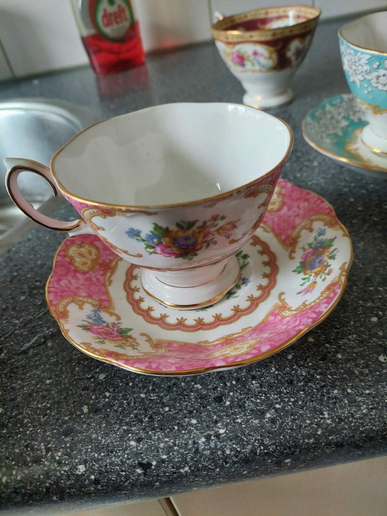 Royal Albert kop en schotel, roze en blauw, Ophalen of Verzenden