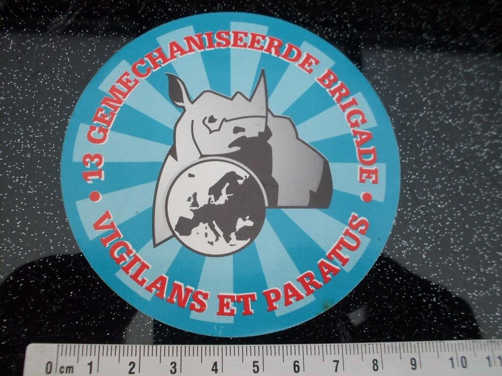 sticker 13 gemechaniseerde brigade logo embleem neushoorn, Verzenden, Zo goed als nieuw, Bedrijf of Vereniging