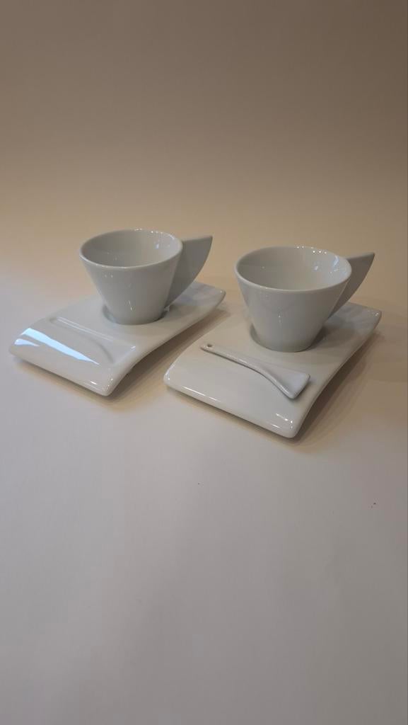 Set van 2 moderne witte koffie-/espressokopjes met schotels, Huis en Inrichting, Keuken | Servies, Ophalen of Verzenden, Zo goed als nieuw