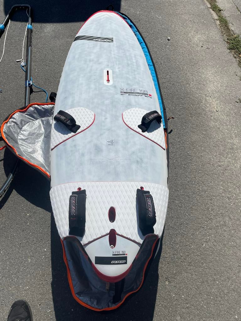 RRD X-Fire 108 liter V8 Windsurf Slalomboard, Ophalen of Verzenden, Gebruikt, Minder dan 250 cm, Plank