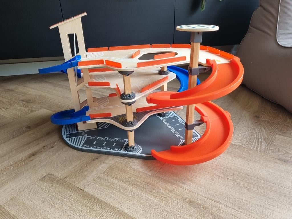 Houten garage met helikopterplatform en lift, Ophalen, Gebruikt