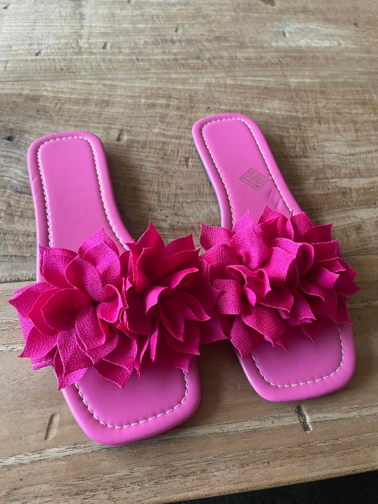 Zomerse fuchsia roze slippers met bloemen maat 41, Slippers, Ophalen of Verzenden, Zo goed als nieuw, Roze