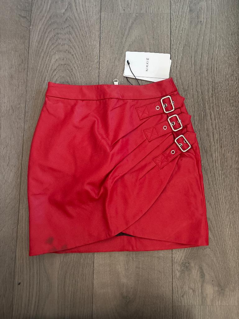 Rode rok met gespen NIKKIE, Verzenden, Nieuw, Maat 34 (XS) of kleiner, Boven de knie