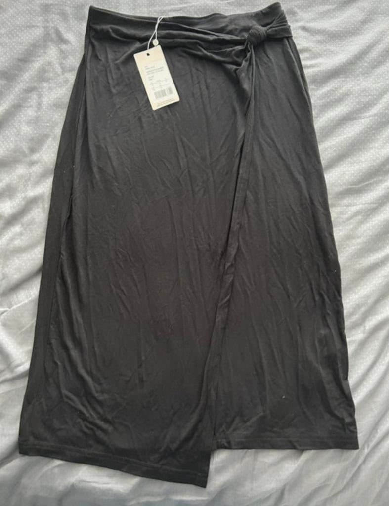 Nieuwe zwarte rok Anna Field maat M met split en knoopdetail, Kleding | Dames, Rokken, Nieuw, Maat 38/40 (M), Zwart, Onder de knie