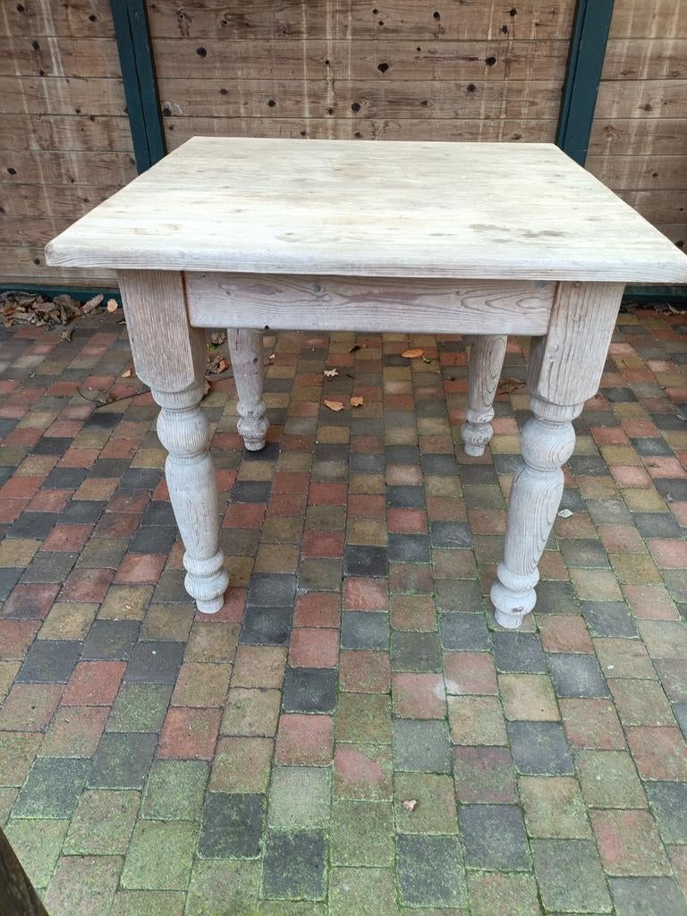 Houten tafel met gedraaide poten, Ophalen