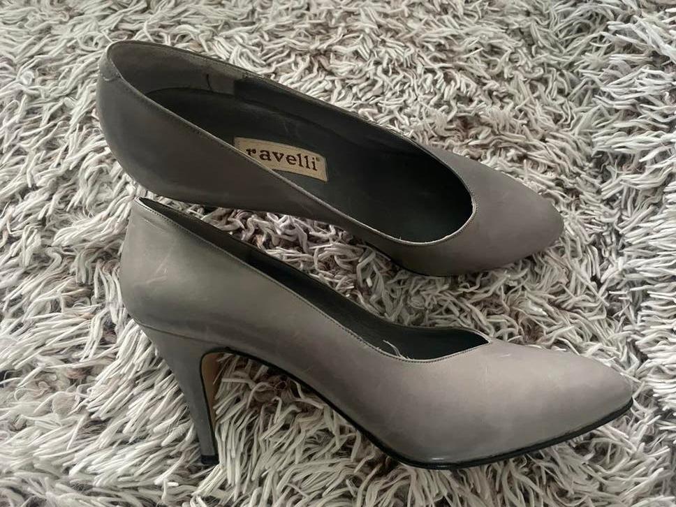 Prachtige  Grijze leren  Ravelli Pumps - Maat  41, Kleding | Dames, Schoenen, Ophalen of Verzenden, Gedragen, Grijs, Pumps