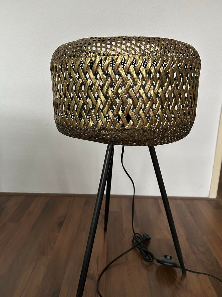 Stijlvolle gouden kleurige lamp met driepoot., Huis en Inrichting, Lampen | Vloerlampen, Zo goed als nieuw, 100 tot 150 cm, Metaal