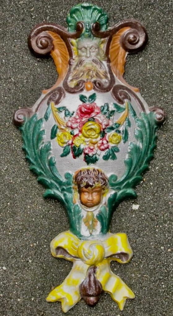 Beschilderd metalen wandvaas van ca.1900 voor dennentakken, Antiek en Kunst, Curiosa en Brocante, Ophalen of Verzenden