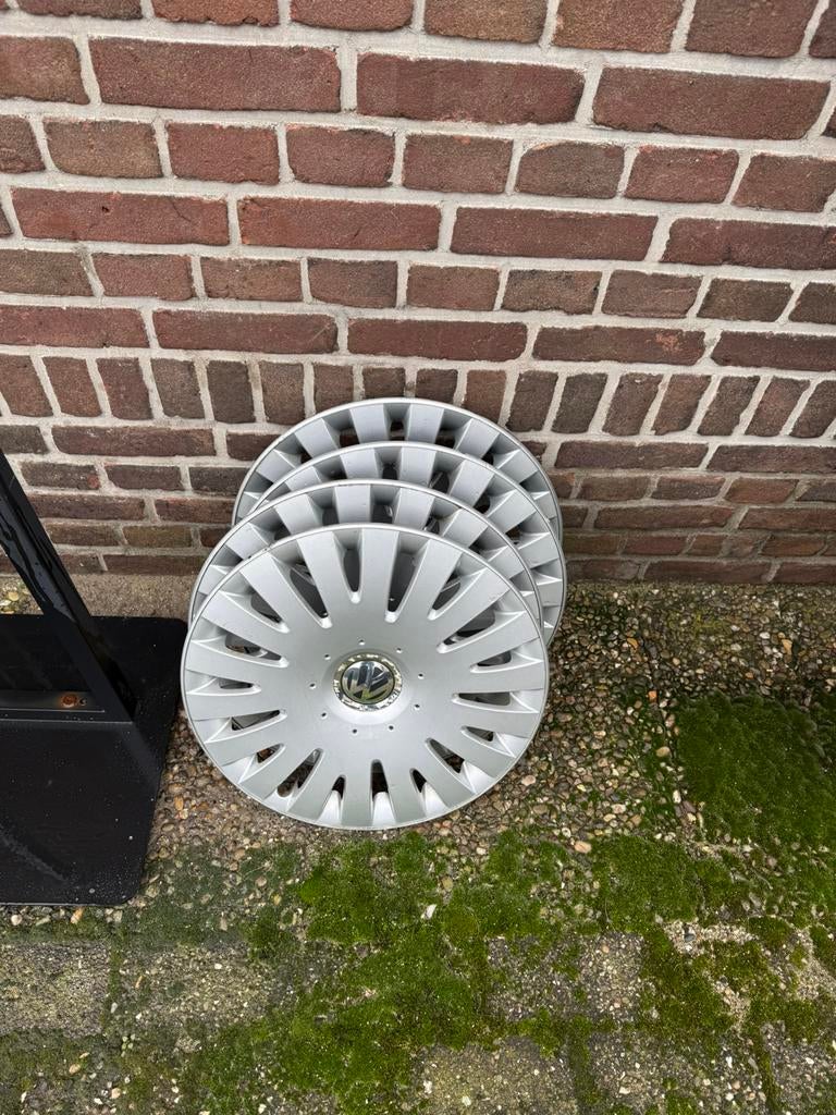 VW wieldoppen 16 inch set van 4. Komt van een Passat., Ophalen, Gebruikt