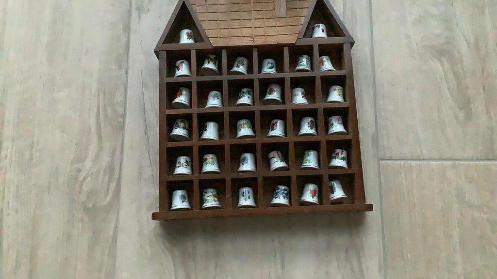 Mooi houten huisje met 25 porseleinen vingerhoedjes, Ophalen of Verzenden, Zo goed als nieuw