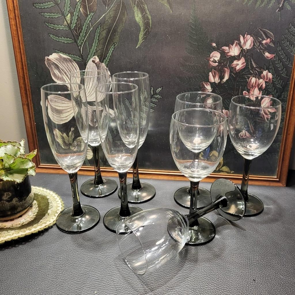 Set van 8 glazen: Champagne en wijn, donkere poot, Verzamelen, Glas en Borrelglaasjes, Ophalen of Verzenden, Gebruikt, Overige typen