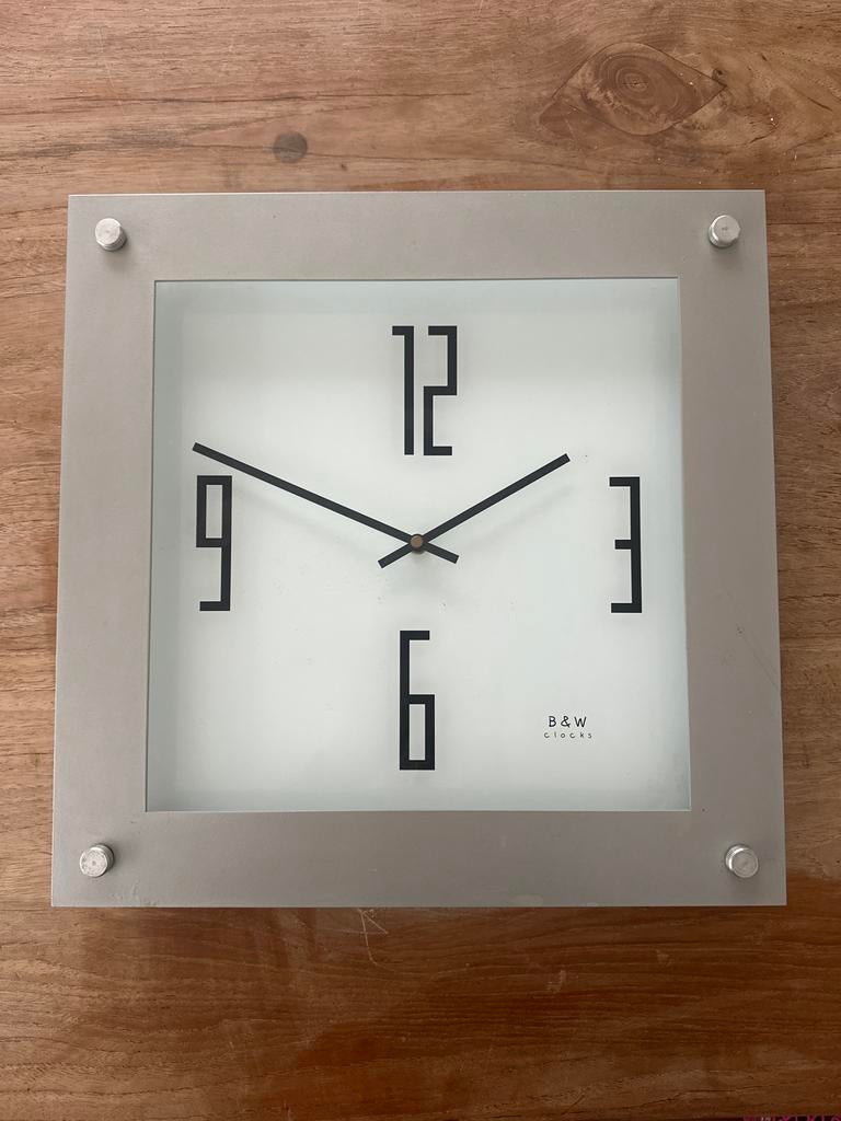 Grote B&W Design Wandklok uit de jaren 90, Ophalen of Verzenden, Gebruikt, Analoog, Wandklok