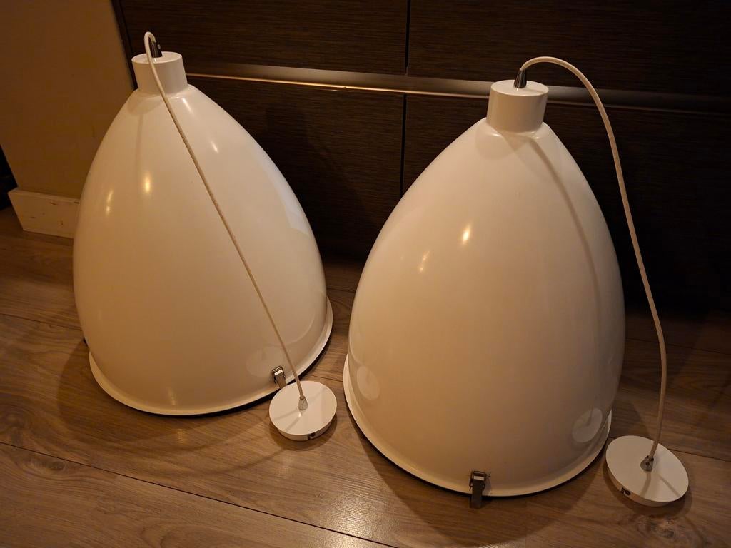 2 mooie witte hanglampen, merk Lucide, Huis en Inrichting, Lampen | Hanglampen, Gebruikt, 50 tot 75 cm, Glas, Metaal, Ophalen