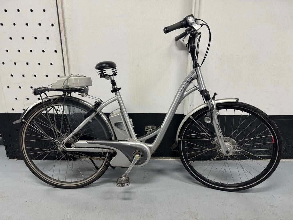 E.Bike flyer met kapot voorvork zie foto’s, Fietsen en Brommers, Fietsonderdelen, Ophalen of Verzenden, Zo goed als nieuw, Frame