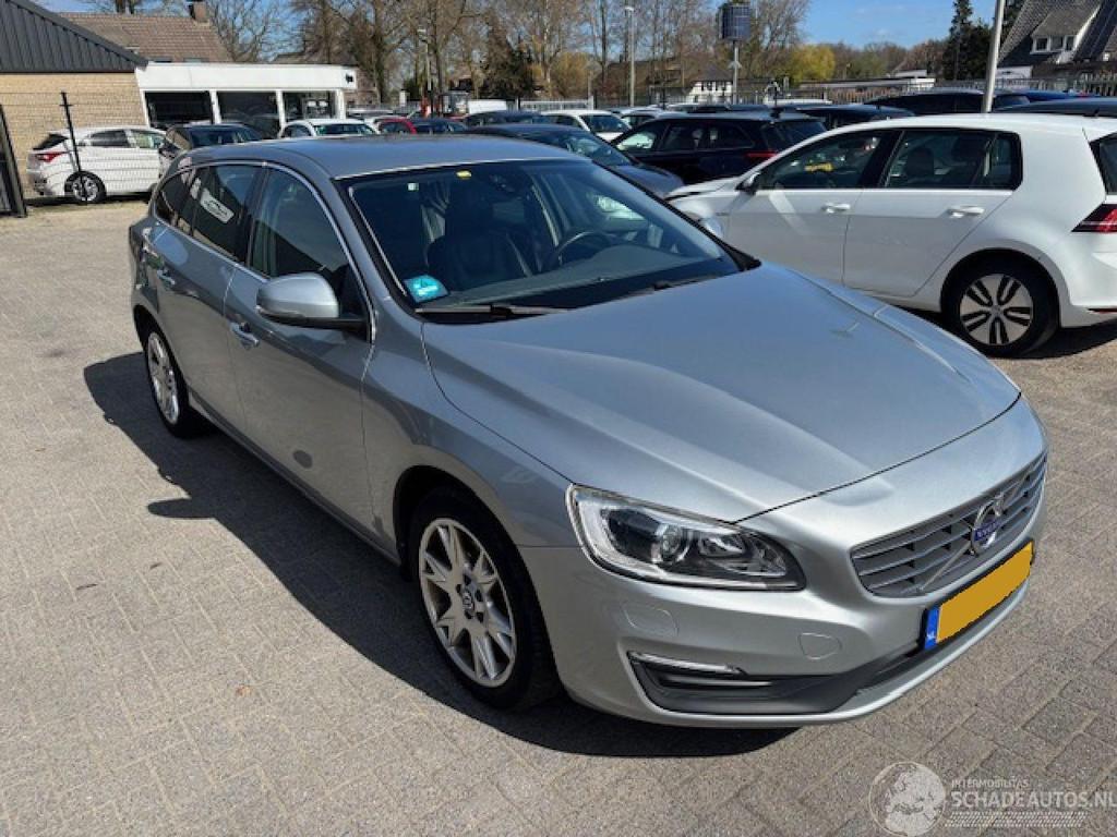 Volvo v-60 1.5 T3 Nordic+ automaat 152pk (bj 2017), Auto diversen, Schadeauto's, Automaat, Stationwagon, Volvo, Benzine