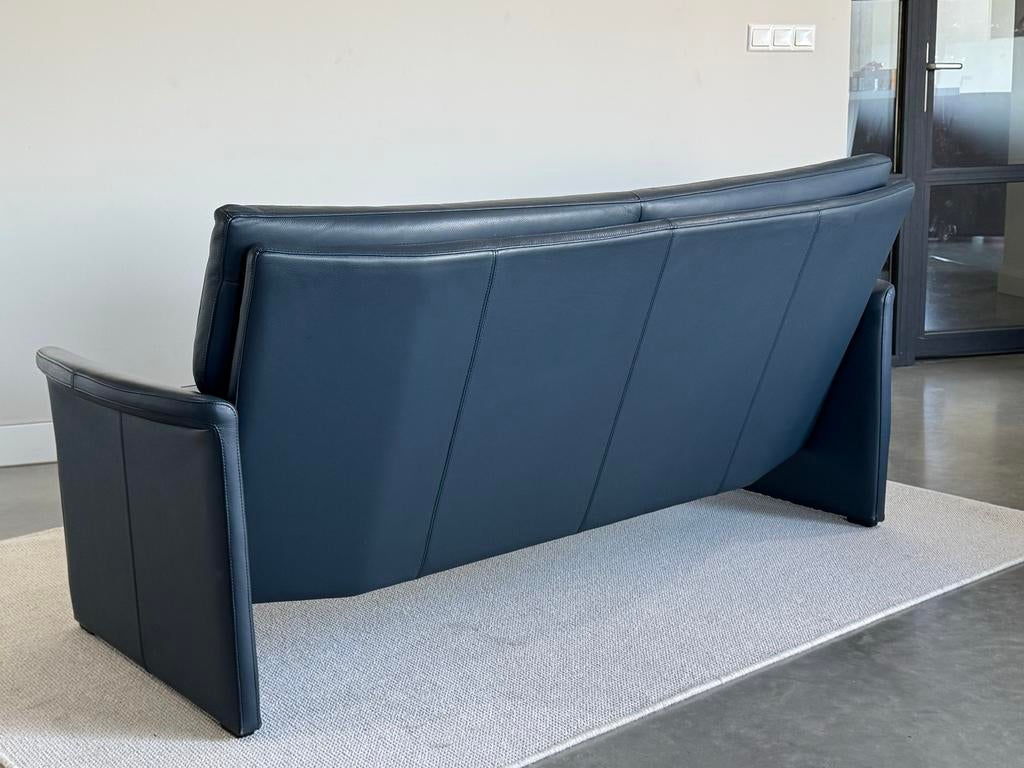 Leolux Antipode Bank - blauw Leer - 182cm breed, Tweepersoons, Ophalen of Verzenden, Zo goed als nieuw, Rechte bank