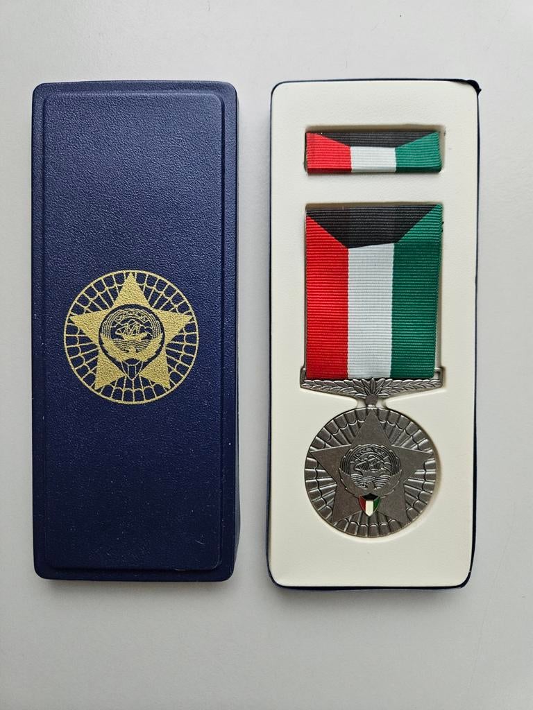Kuwait bevrijdingsmesaille zilver golf oorlog Irak, Ophalen of Verzenden, Landmacht, Nederland, Embleem of Badge