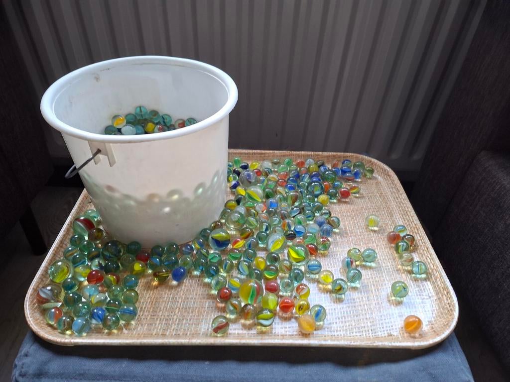 Emmertje vol kleurrijke knikkers, Ophalen, Gebruikt, Jongen of Meisje