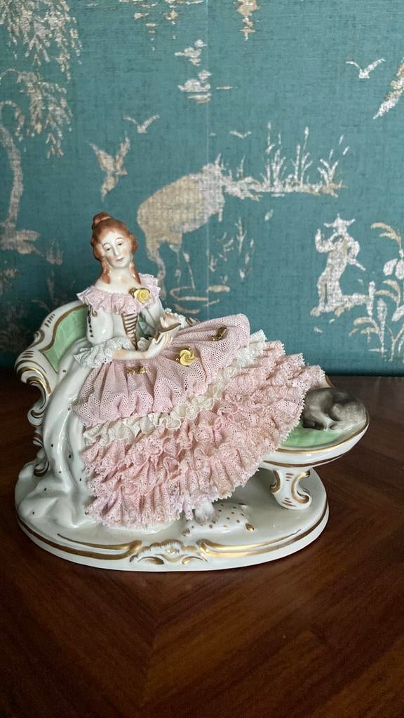 Ackermann fritze volkstedt porselein dame op bank met kat, Ophalen