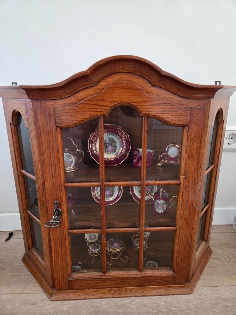 Antiek houten kastje met Limoges miniatuur porselein, Antiek en Kunst, Ophalen