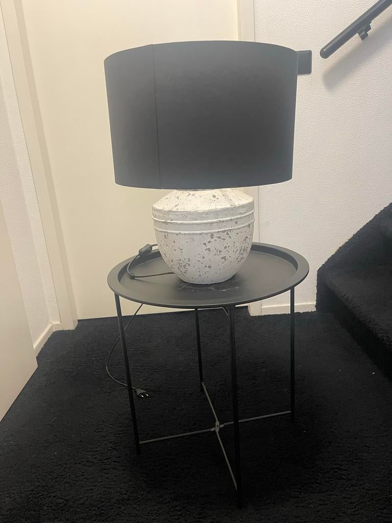 Kruiskamp bijzettafel met lamp en evt. extra lampenkap, Ophalen of Verzenden, Gebruikt, Metaal, 50 tot 75 cm