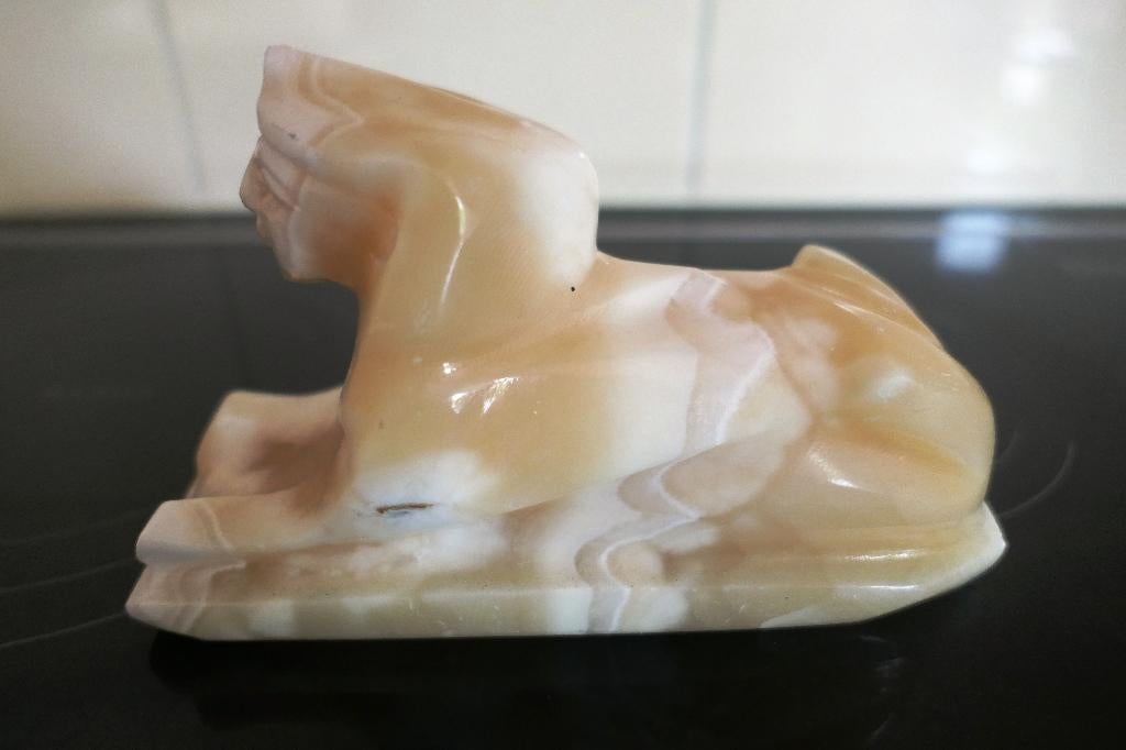 Roze gemarmerd sphinx beeldje, Ophalen of Verzenden, Zo goed als nieuw, Overige typen