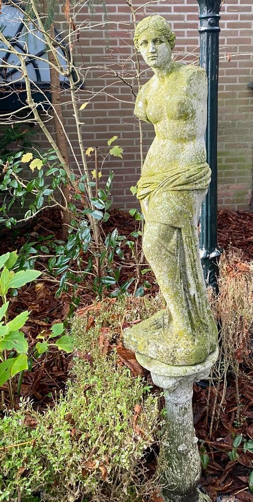 Beeld op standaard beton, Tuin en Terras, Ophalen of Verzenden, Zo goed als nieuw