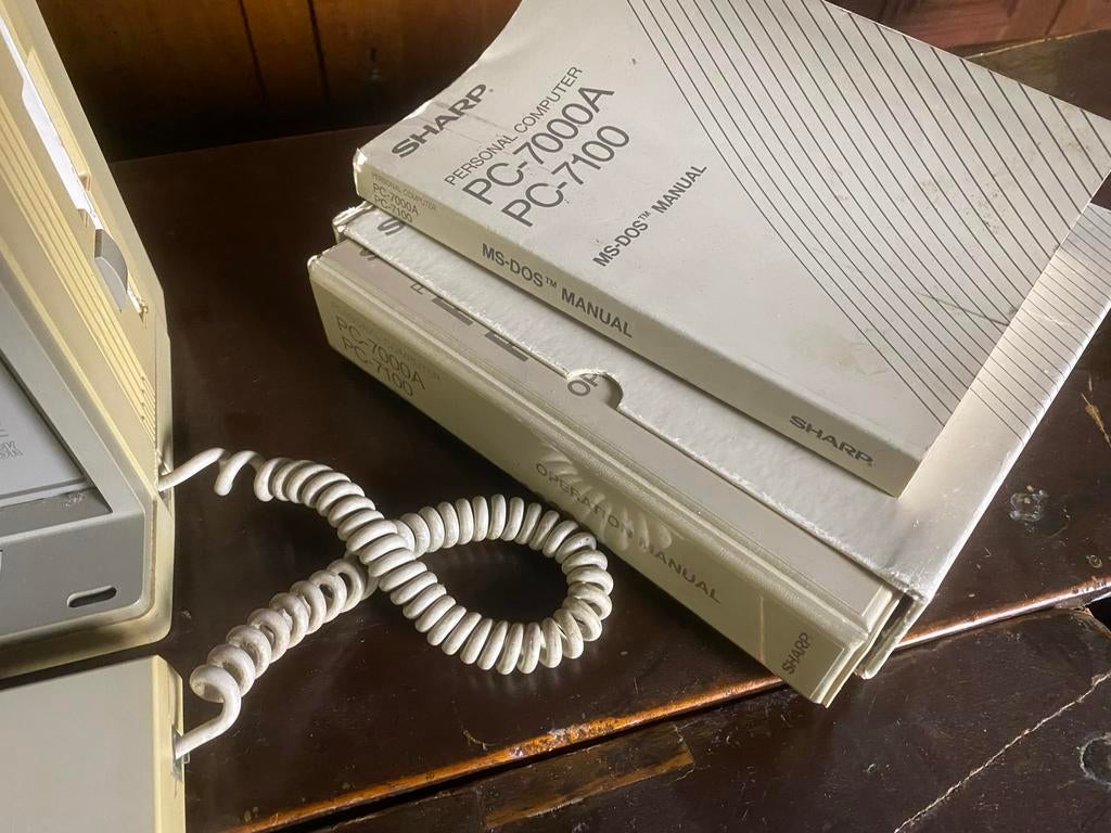 Sharp PC-7100 met boeken en disk 1985, Ophalen