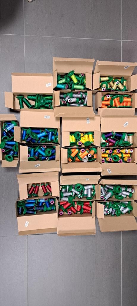 Borduurgaren Isacord 40, restanten diverse kleuren, Hobby en Vrije tijd, Naaien en Fournituren, Ophalen of Verzenden